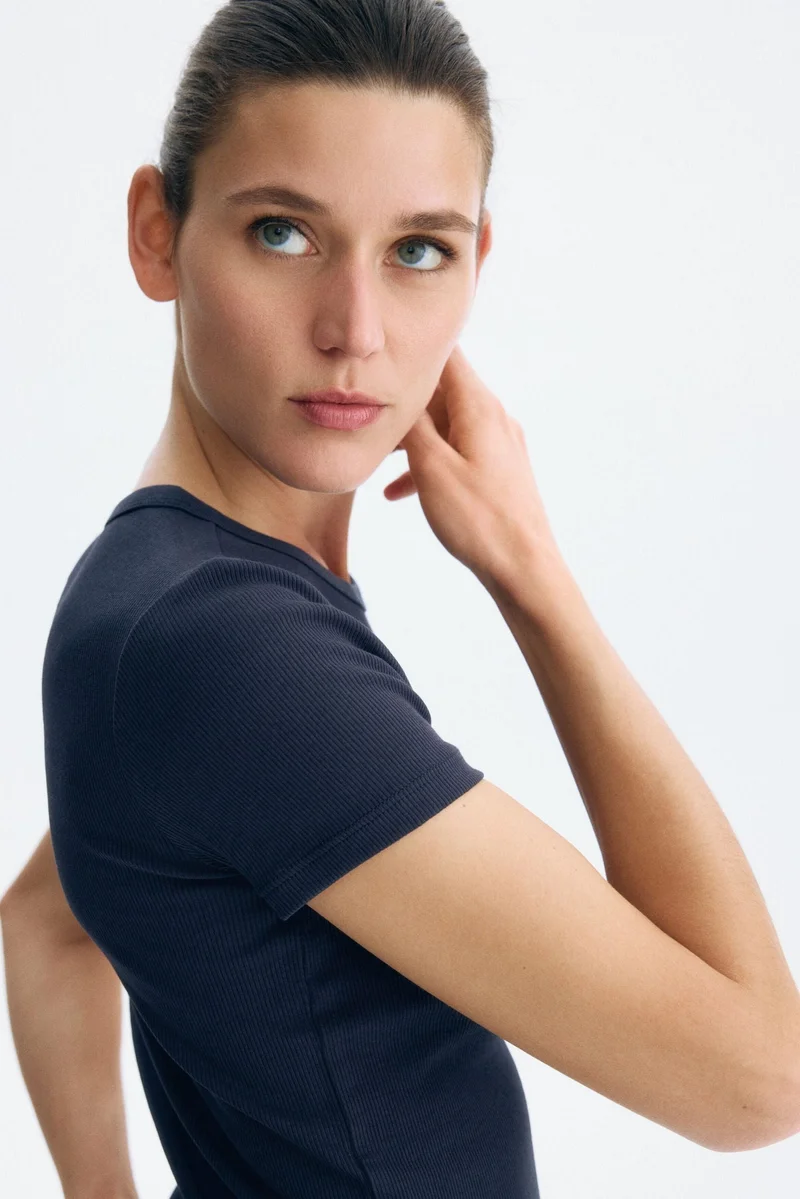 اتش اند ام تي-شيرت بتصميم مرن