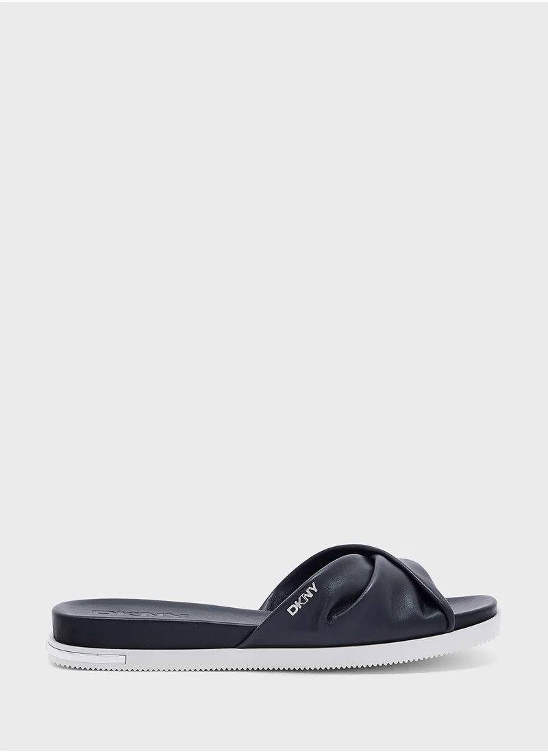 دكني Jezebel Flat Twist Sandals