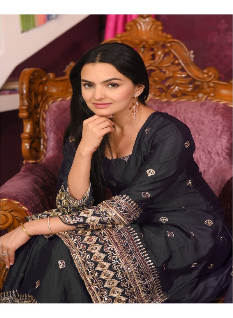 بدلة شارارا شينون السوداء المطرزة الجديدة مع أعمال مطرزة بالتسلسل  - Image 3