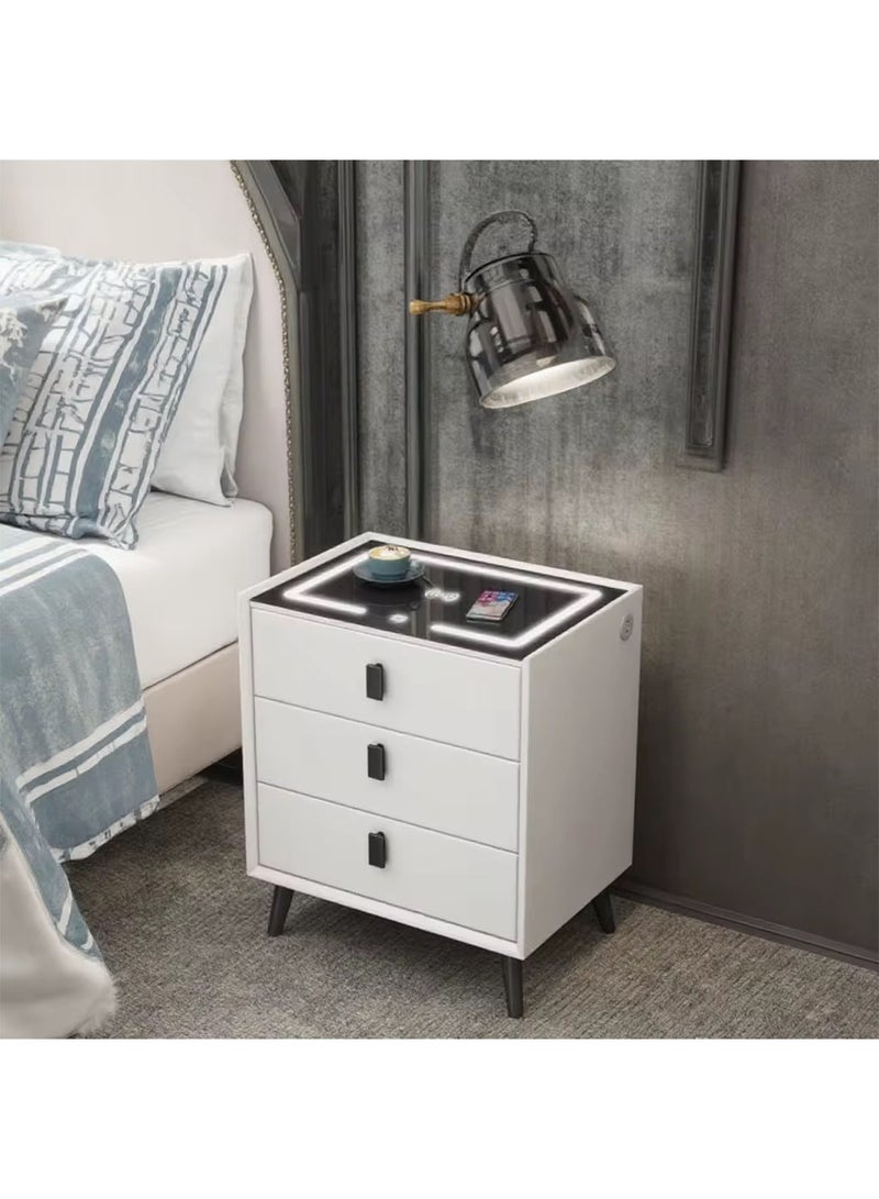 جي تي-ويل طاولة جانبية ذكية بثلاثة أدراج وطاولة جانبية حديثة للسرير مع أضواء LED قابلة للتعديل وطاولة شحن مع سطح طاولة من الزجاج المقسّى - Image 1