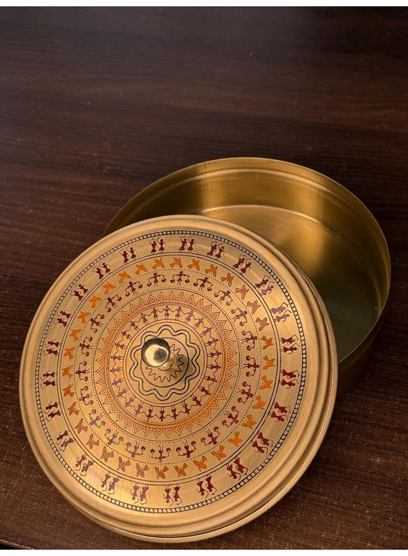 Zishta صندوق تخزين نحاسي من "زيشتا" (Zishta) بتصميم فني ملون على طراز "ورلي" | مثالي لحفظ الحلويات، والوجبات الخفيفة، والمجوهرات | القطر: 18 سم | هدية مميزة ومدروسة | الوزن: 0.5 كجم. - Image 3
