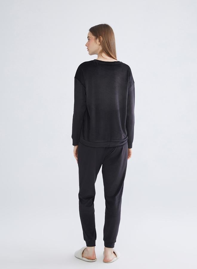 LC WAIKIKI Crew Neck Embroidered Velvet Women's Pyjama Set - Image 4