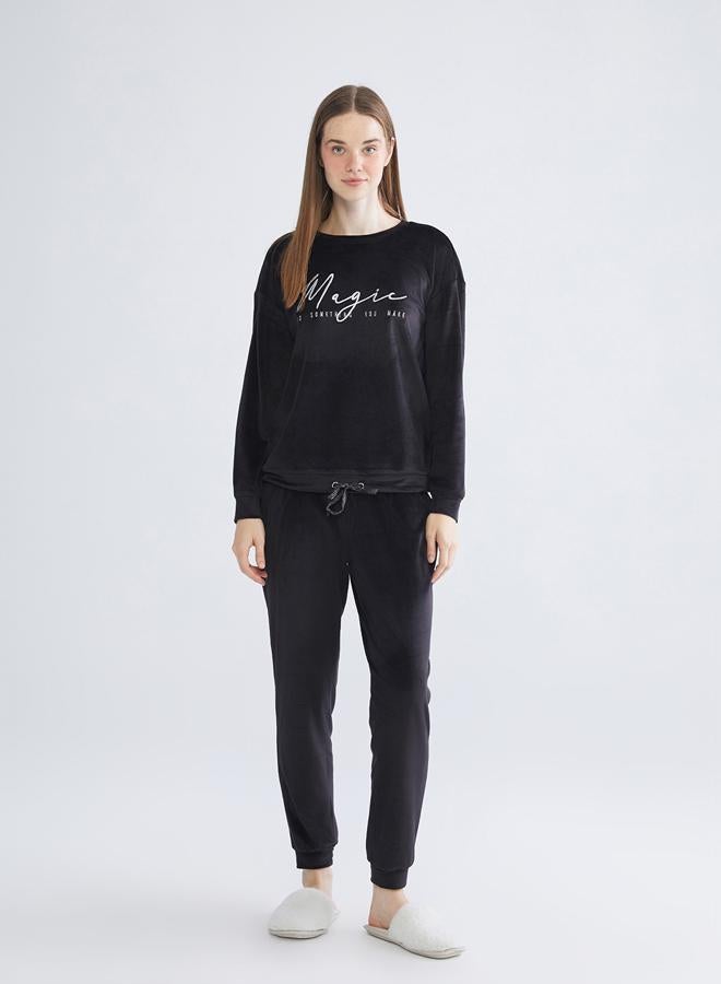 LC WAIKIKI Crew Neck Embroidered Velvet Women's Pyjama Set - Image 1