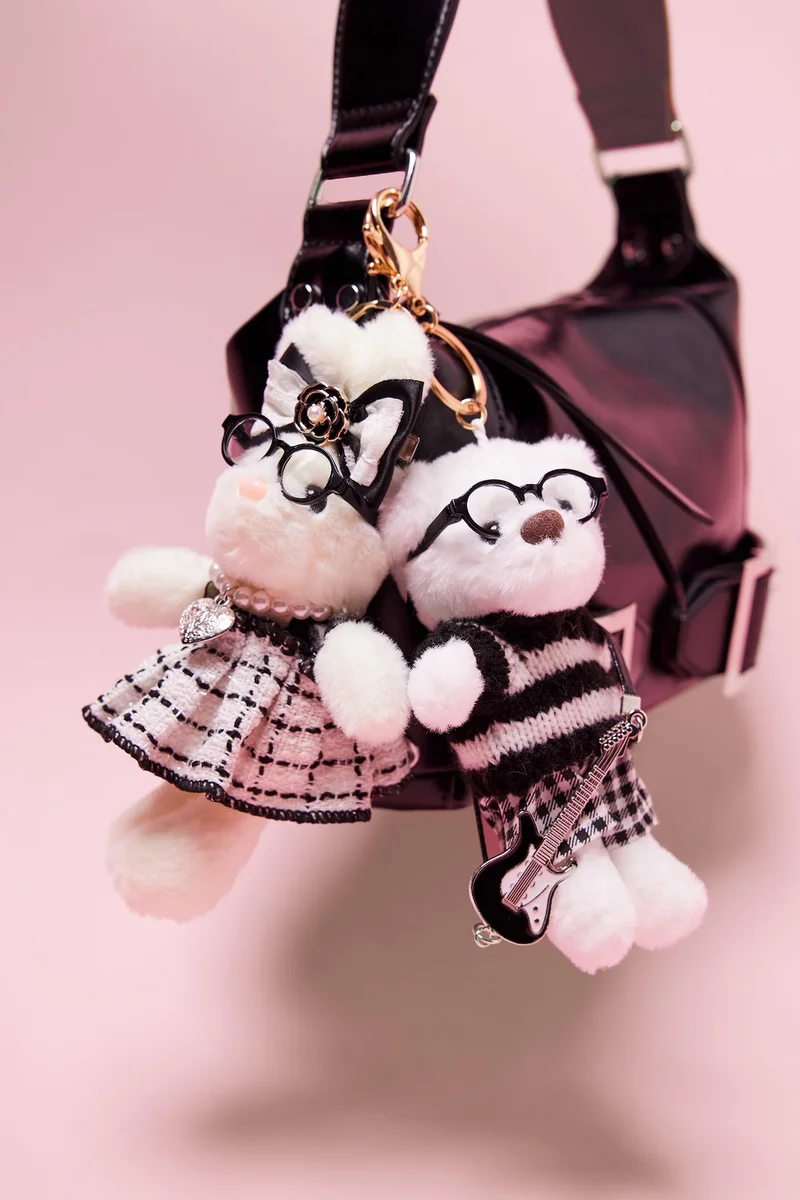 Woman Black Guitar Detail Wearable Charm Keychain