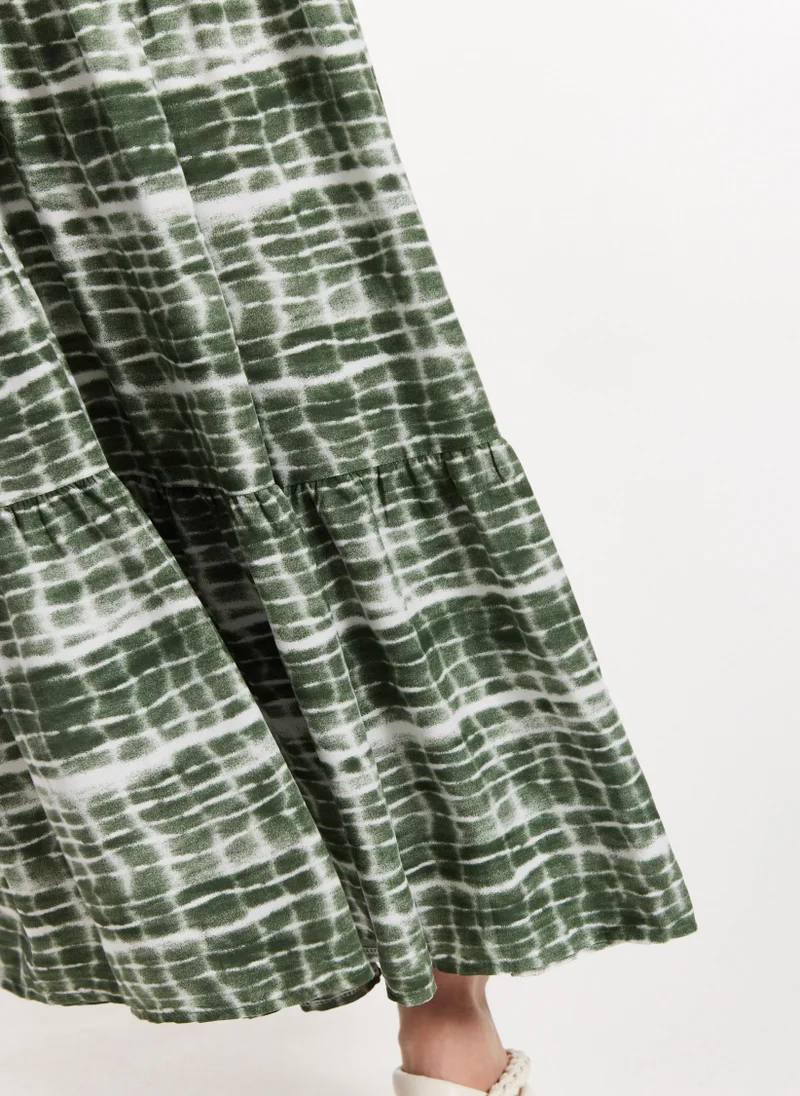 Liquorish فستان ماكسي بتأثير الصباغة باللون الكاكي