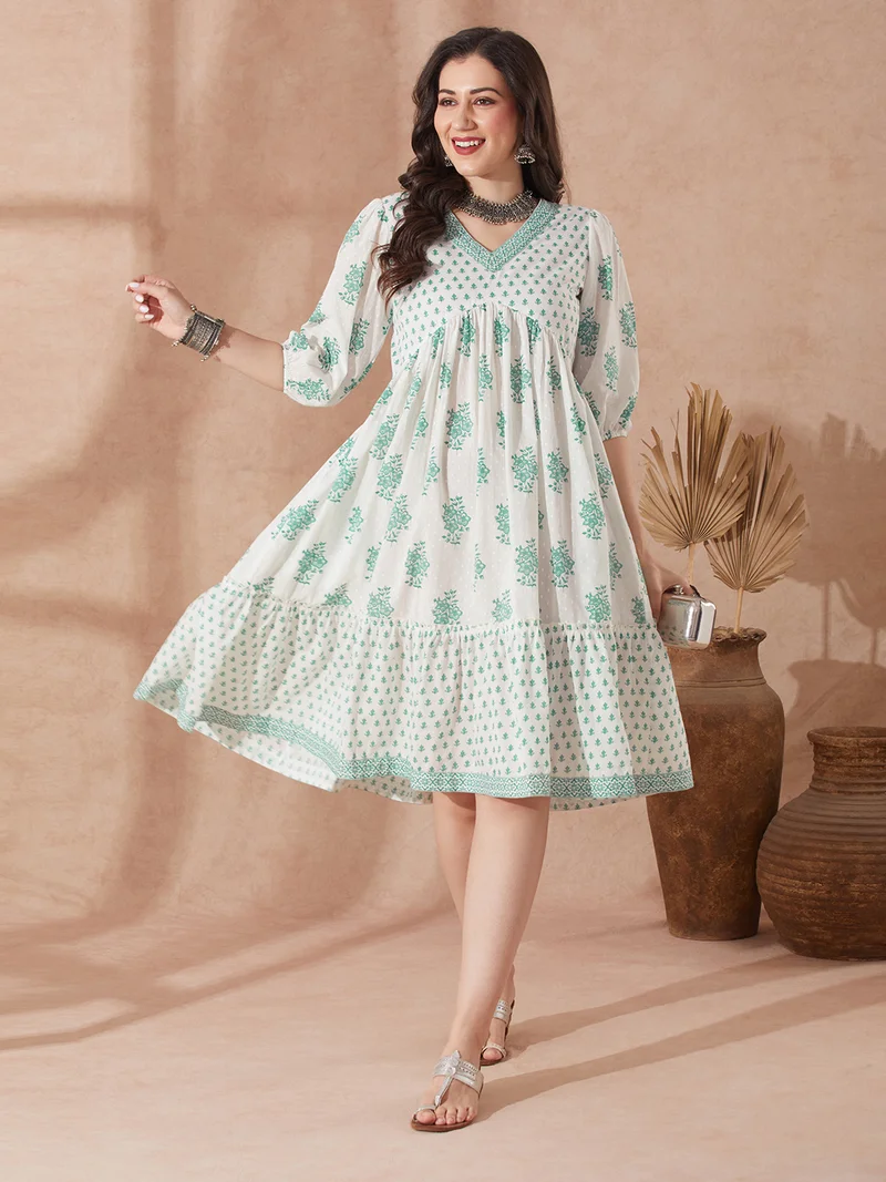 جلو باص فستان نسائي أخضر بطبعات عرقية وزهور، بياقة على شكل حرف  وأكمام منفوخة، بحافة واسعة وطبقات، بتصميم فيوجن -