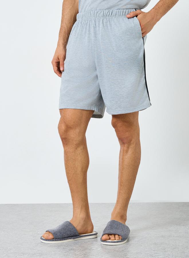 ستايلي طقم تيشيرت رجالي رمادي بياقة على شكل حرف  وشورت بتفاصيل متباينة - Image 4