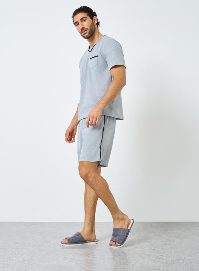 ستايلي طقم تيشيرت رجالي رمادي بياقة على شكل حرف  وشورت بتفاصيل متباينة - Image 1