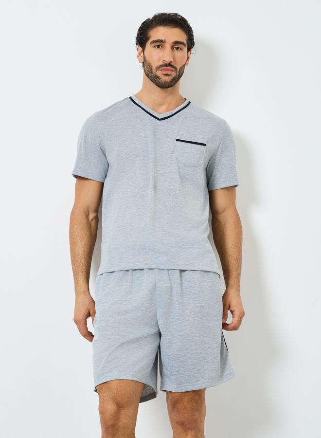 ستايلي طقم تيشيرت رجالي رمادي بياقة على شكل حرف  وشورت بتفاصيل متباينة - Image 2