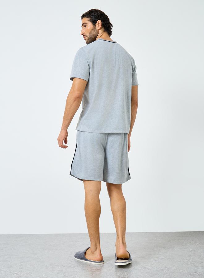 ستايلي طقم تيشيرت رجالي رمادي بياقة على شكل حرف  وشورت بتفاصيل متباينة - Image 5