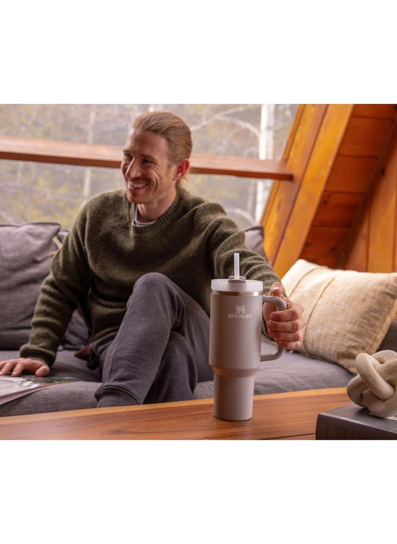 Stanley - كوب Quencher H2.0 FlowState المصنوع من الفولاذ المقاوم للصدأ والمُعزل بالفراغ مع غطاء وقشة للمياه أو الشاي المثلج أو القهوة، لون بيج - Image 1
