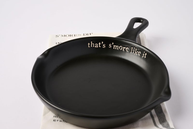 mud pie مجموعة سموور سوداء من ماد باي 11.75"" × 8"" | ملعقة 5.5"" 26"" × 16.5"" | مقلاة 11 3/4"" × 8"" | منشفة 26"" × 16 1/2" - Image 4