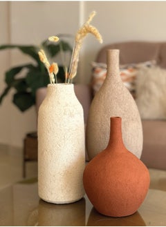 The Petra Vase Set by Ba9ma, handcrafted from resin, is suitable for wooden shelves, dining rooms, and buffets.