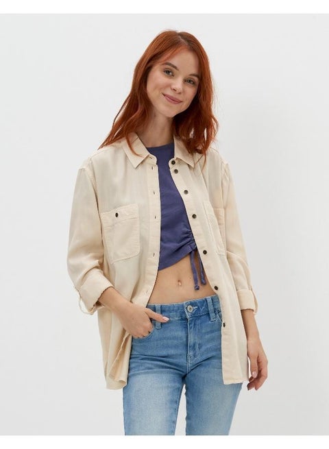 قميص بأزرار وتفاصيل جيوب