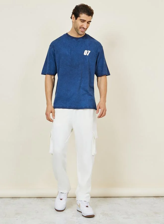 ستايلي تيشيرت جرافيك مطبوع بأسلوب الفنتج المبالغ فيه وغسيل الأحماض