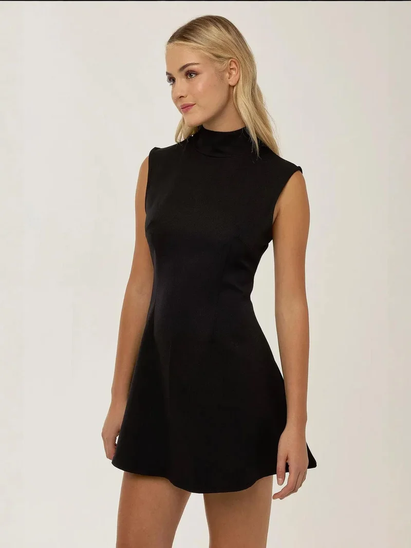 زوبعة فستان أسود قصير بياقة عالية