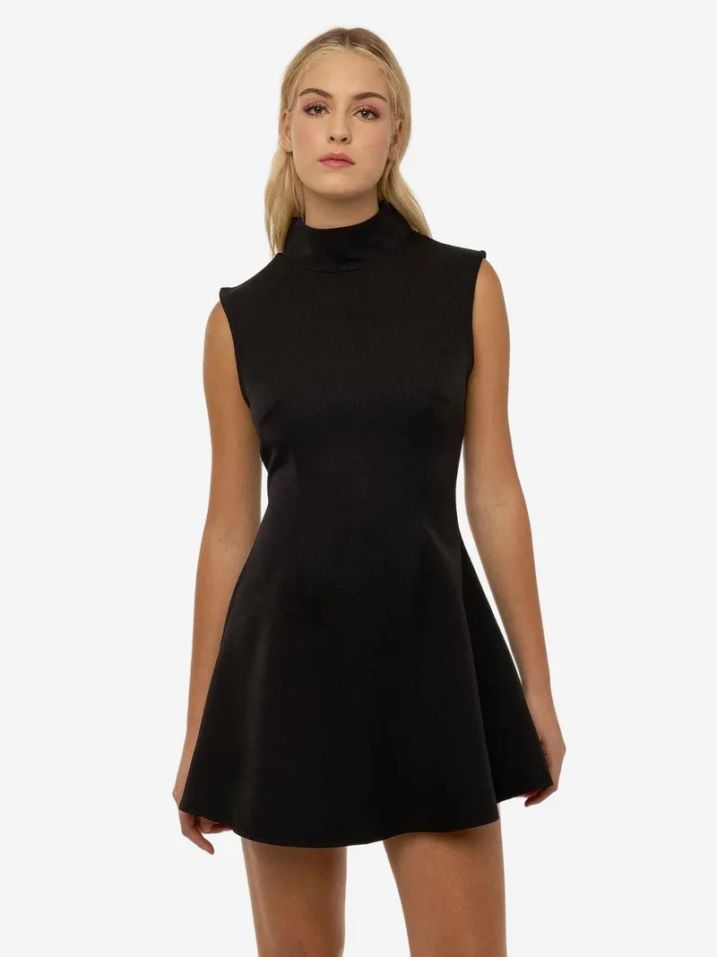 زوبعة فستان أسود قصير بياقة عالية