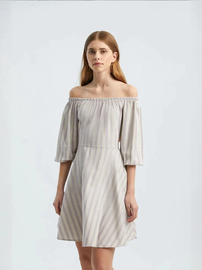 زوبعة فستان قصير مكشوف الأكتاف بأكمام بالون مخططة