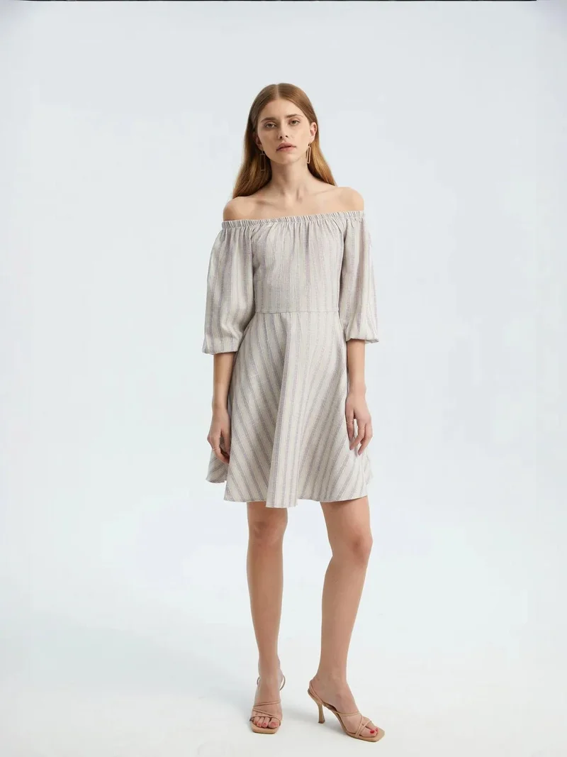 زوبعة فستان قصير مكشوف الأكتاف بأكمام بالون مخططة