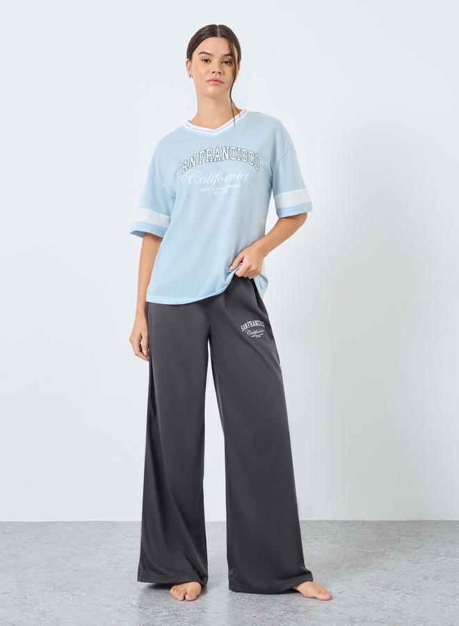 ستايلي طقم بيجامة وتيشيرت مخطط بأكمام واسعة بكتف ساقط - Image 1