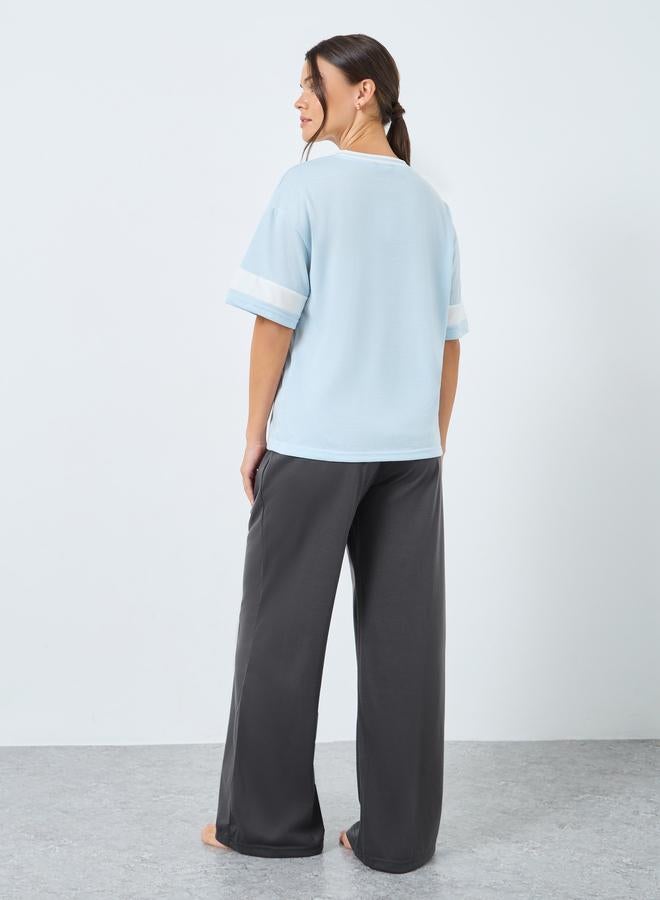 ستايلي طقم بيجامة وتيشيرت مخطط بأكمام واسعة بكتف ساقط - Image 4