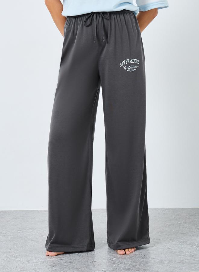 ستايلي طقم بيجامة وتيشيرت مخطط بأكمام واسعة بكتف ساقط - Image 5