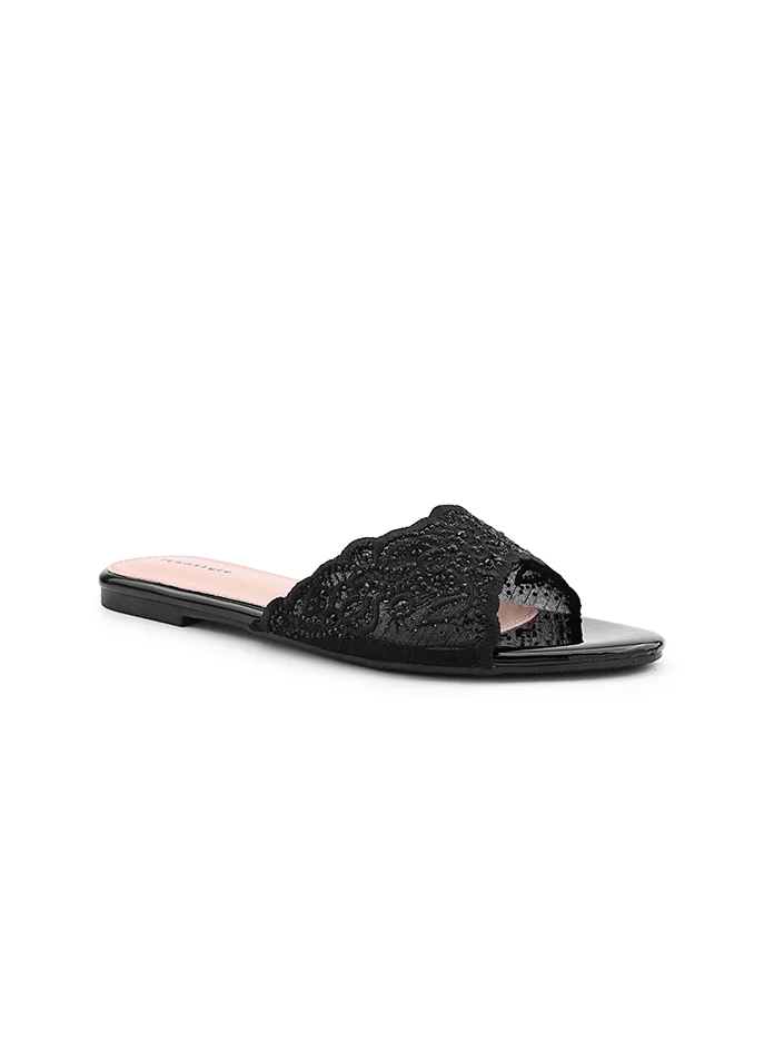 أيقون Stylish flat sandal with contrasting design.