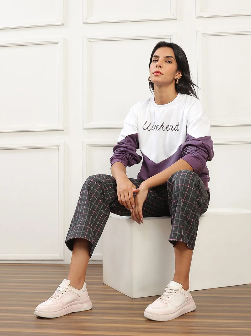 globus Globus Women Burgundy Colorblock & Typography Print Round Neck Drop Shoulder Sleeves Ribbed Hem Oversized Pullover Sweatshirt (Heavy Fleece 260-280 GSM)