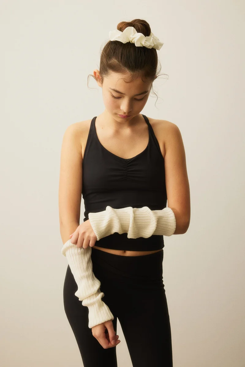 اتش اند ام بلوزة فيست رياضية من نسيج دراي موف