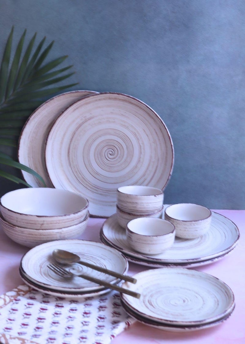 WEAVING HOMES مجموعة WEAVING HOMES من 14 طقم عشاء سيراميك بني وأبيض 4 أطباق عشاء كاملة، 4 أطباق ربع، 4 سلطانيات خضار، 2 سلطانية كاري آمنة للاستخدام في الميكروويف وغسالة الصحون - Image 1