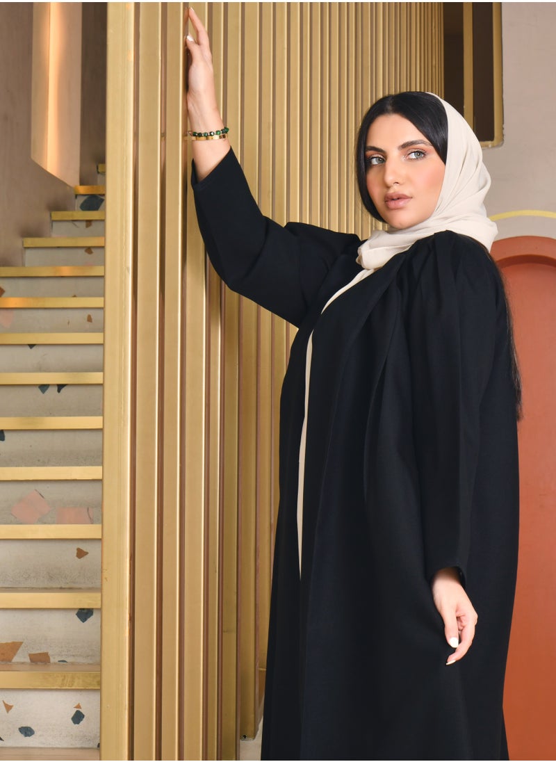 عبايات حوراء - عباية لف سوداء ساده مع بف بالأكمام المزينة بكسرات وثنية الحواف - Image 1