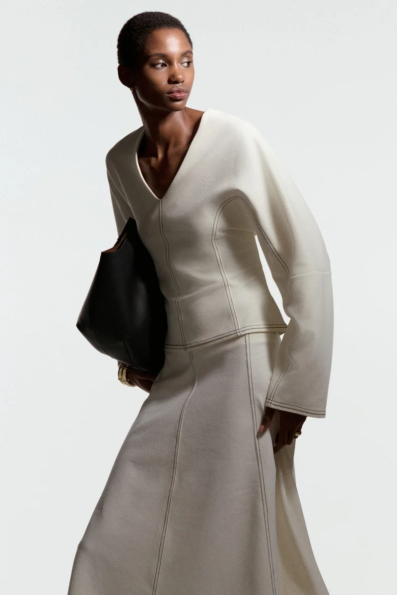 اتش اند ام بلوزة بيبلوم بقبة على شكل V