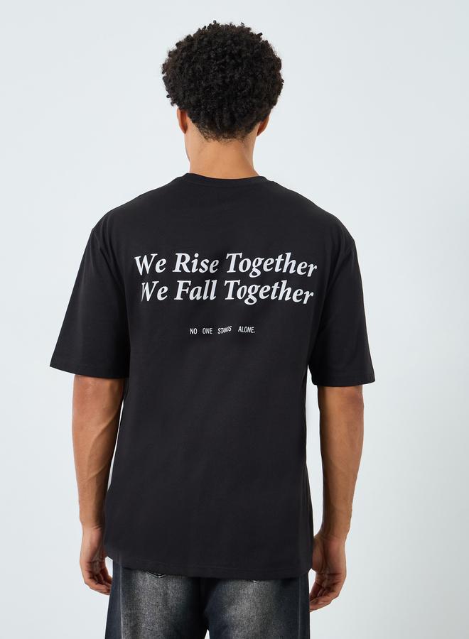 ستايلي تيشيرت واسع بياقة دائرية وطبعة شعار - Image 5