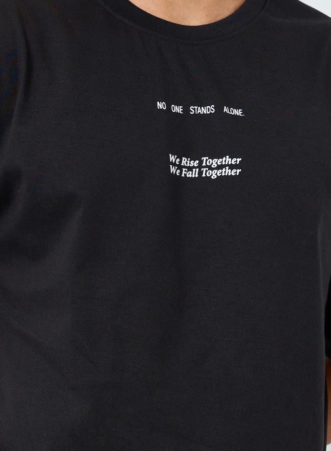 ستايلي تيشيرت واسع بياقة دائرية وطبعة شعار - Image 4