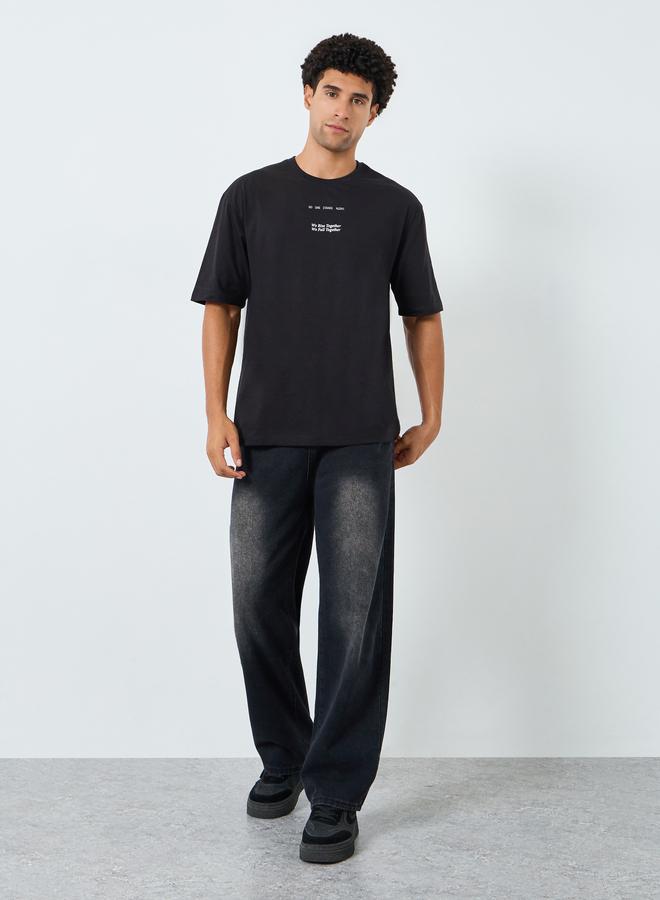 ستايلي تيشيرت واسع بياقة دائرية وطبعة شعار - Image 2