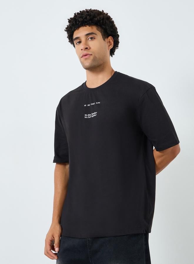 ستايلي تيشيرت واسع بياقة دائرية وطبعة شعار - Image 3