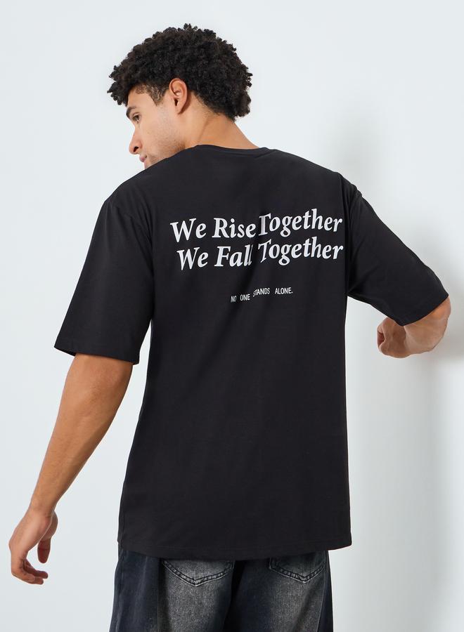 ستايلي تيشيرت واسع بياقة دائرية وطبعة شعار - Image 1