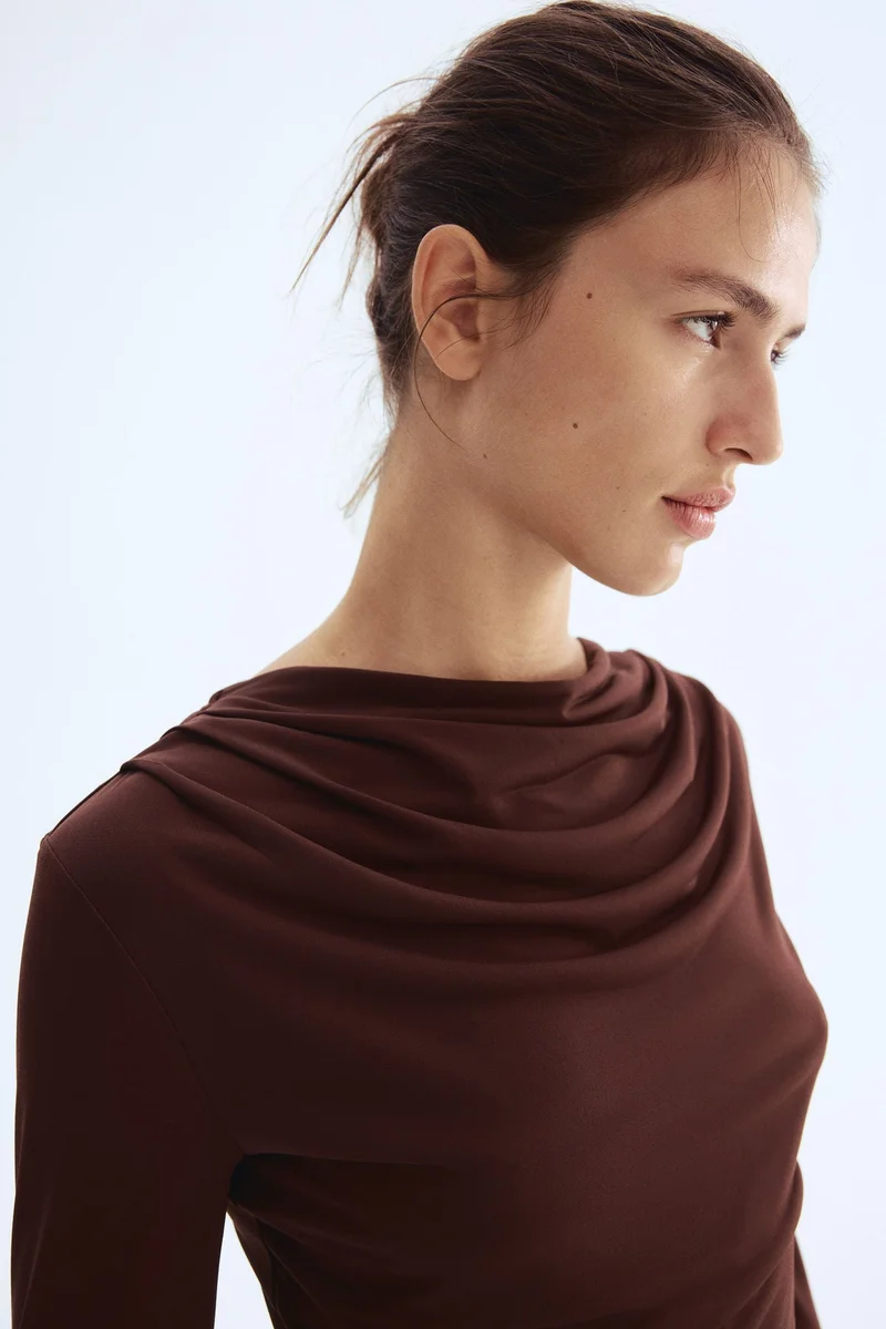 اتش اند ام بلوزة بقبة منسدلة