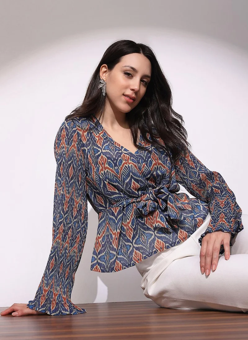 جلو باص بلوزة نسائية جلووبس زرقاء جورجيت بطبعة إيكات بياقة على شكل حرف  وأكمام واسعة ورباط خصر