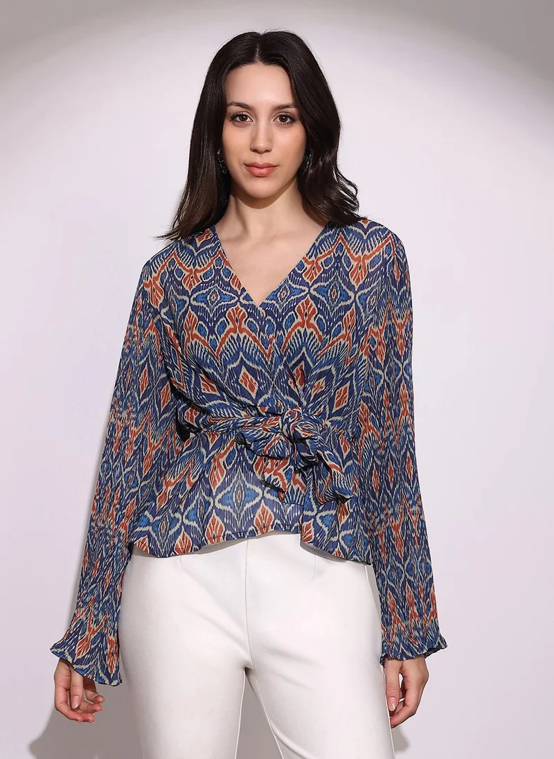 جلو باص بلوزة نسائية جلووبس زرقاء جورجيت بطبعة إيكات بياقة على شكل حرف  وأكمام واسعة ورباط خصر