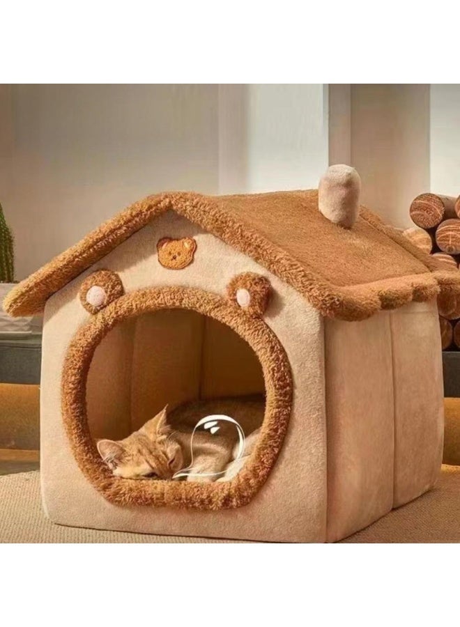 منزل كوخ ناعم وفاخر للقطط والكلاب بتصميم دب كرتوني جميل، سرير حيوانات أليفة شتوي دافئ ومريح، مادة فرو مخملي فائقة النعومة مع قاعدة متينة وغير قابلة للانزلاق، قابل للطي لسهولة النقل والتخزين، مزود بفرشة إسفنجية قابلة للإزالة والغسل، مثالي للاستخدام داخل المنزل وغرف النوم، يوفر مأوى آمنًا ومريحًا لقطتك أو جروك. - Image 1