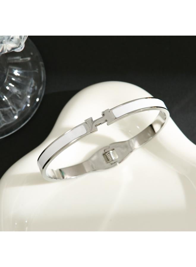 سيدتي، سوار التيتانيوم، جواهر شخصية