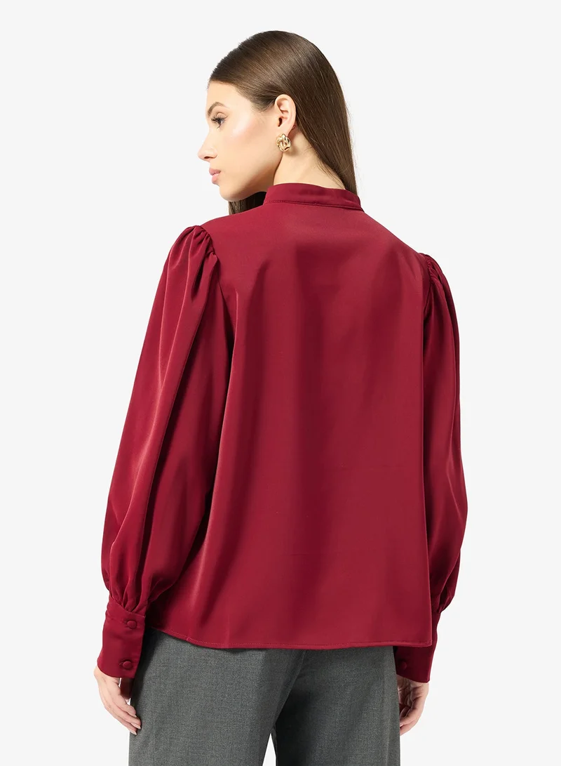 ايلا بلوزة بأكمام منفوشة وتفاصيل زهور