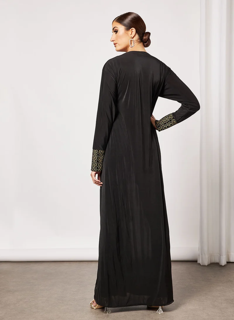 حياة عباية من قماش الجيرسيه مزينة بتطريز من الأمام وزخرفة مستطيلة الشكل متباينة