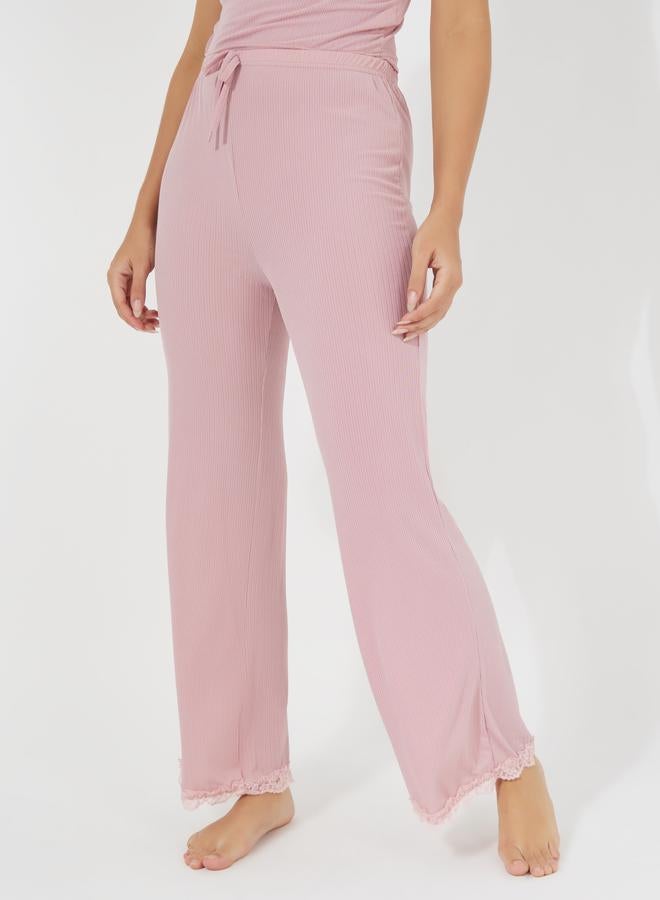 تايك تو طقم من بنطال بيجاما مع بلوزة كامي بتفاصيل دانتيل - Image 5