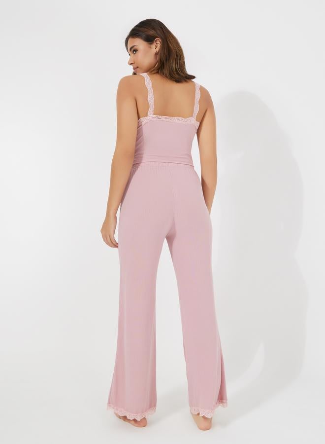 تايك تو طقم من بنطال بيجاما مع بلوزة كامي بتفاصيل دانتيل - Image 4