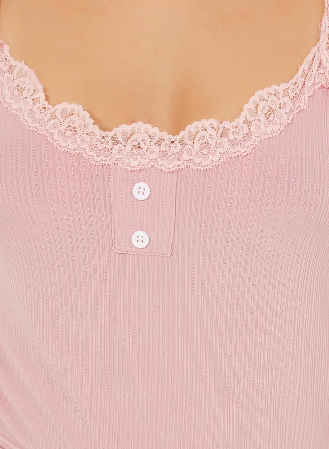 تايك تو طقم من بنطال بيجاما مع بلوزة كامي بتفاصيل دانتيل - Image 3