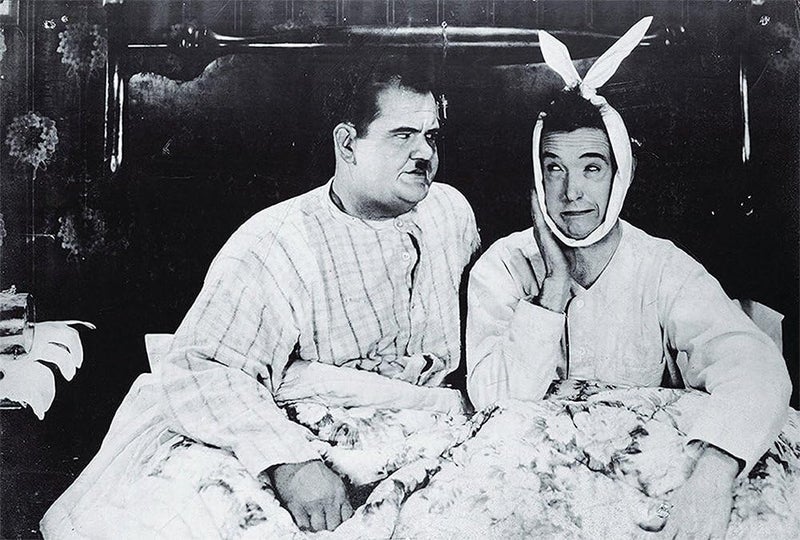 ملصق الحائط لشخصية Laurel & Hardy كما ظهر في شقة جوي وتشاندلر