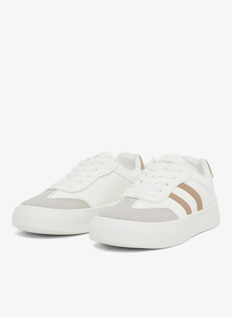 ستايلي اكتيف حذاء رياضي مخطط برباط