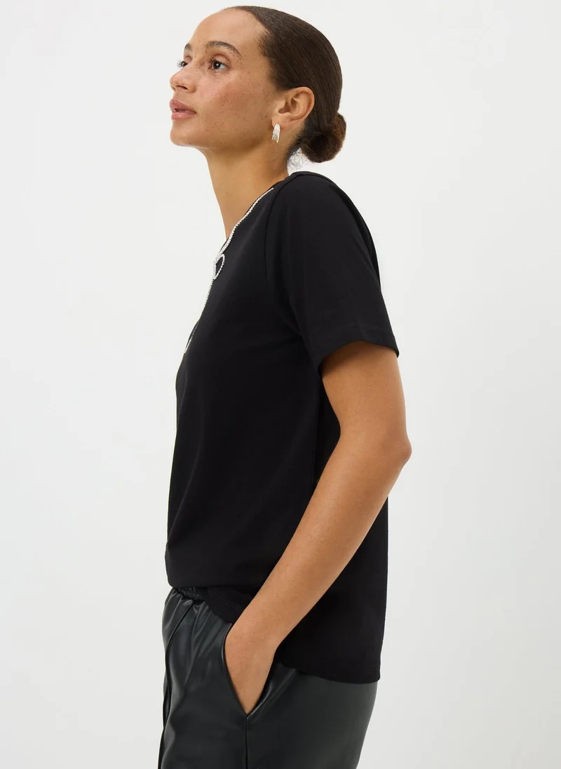 ماتلان تيشيرت بفيونكة لامعة سوداء